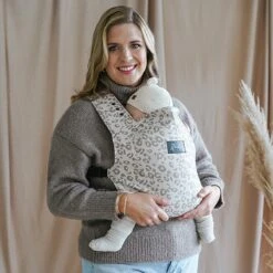 ROOKIE Baby Premium Draagzak- Design Buikdrager - Comfortabel En Ergonomisch - Pasgeboren Babydrager - Peuterdrager - Biologisch Katoen - Super Zacht - Unisex: Voor Mama En Papa (Leoprint Beige) -Bekend Babyproducten Winkel 1200x1200 1145