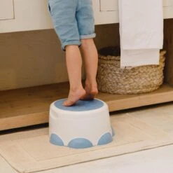 Bumbo Step 'n Potty Powder Blue -Toilet Trainer- Brilverkleiner Met Opstapje -Toilet Bril Zitje - 3 In 1 WC Potje - WC Verkleiner - WC Zindelijkheids Training Voor Jongens/Meisjes - Urinoirs Voor Kind/Peuter Van 2 Tot 7 Jaar - Wit Met Blauw -Bekend Babyproducten Winkel 1200x1200 1534