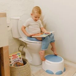 Bumbo Step 'n Potty Powder Blue -Toilet Trainer- Brilverkleiner Met Opstapje -Toilet Bril Zitje - 3 In 1 WC Potje - WC Verkleiner - WC Zindelijkheids Training Voor Jongens/Meisjes - Urinoirs Voor Kind/Peuter Van 2 Tot 7 Jaar - Wit Met Blauw -Bekend Babyproducten Winkel 1200x1200 1535