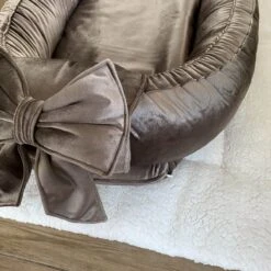 Wazzhappening - Babynestje - Velvet - Taupe - Strik - Handgemaakt - Luxury Velvet - Bruin/grijs -Bekend Babyproducten Winkel 1200x1200 2442