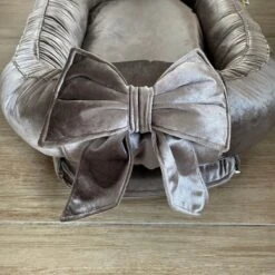 Wazzhappening - Babynestje - Velvet - Taupe - Strik - Handgemaakt - Luxury Velvet - Bruin/grijs -Bekend Babyproducten Winkel 1200x1200 2443