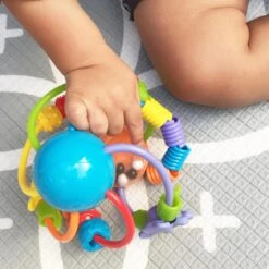 Playgro Speel En Leerbal - Grijp- En Bijtspeelgoed - Klikklak Geluiden - Spiegeltje - Kralen - Cilinder Met Rattelende Ballen -Bekend Babyproducten Winkel 1200x1200 337