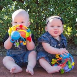 Playgro Speel En Leerbal - Grijp- En Bijtspeelgoed - Klikklak Geluiden - Spiegeltje - Kralen - Cilinder Met Rattelende Ballen -Bekend Babyproducten Winkel 1200x1200 340