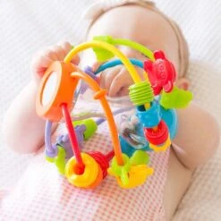 Playgro Speel En Leerbal - Grijp- En Bijtspeelgoed - Klikklak Geluiden - Spiegeltje - Kralen - Cilinder Met Rattelende Ballen -Bekend Babyproducten Winkel 1200x1200 341
