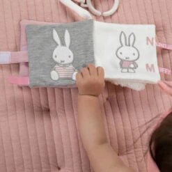 Buggyboekje Nijntje Pink Baby Rib -Bekend Babyproducten Winkel 1200x1200 396