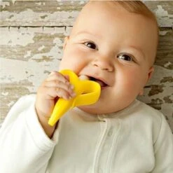 Baby Banaan Tandenborstel/bijtspeeltje – Geel - Baby Tandenborstel - Bij Doorkomende Tandjes - Tandvlees Massage - Babytandenborstel - Peuter Tandenborstel -Bekend Babyproducten Winkel 1200x1200 477