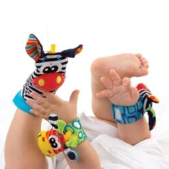 Playgro Pols- En Voetrammelaarset Zebra & Giraf - Set Van 4 Stuks, 2 Polsbandjes En 2 Rammelsokjes -Bekend Babyproducten Winkel 1200x1200 483