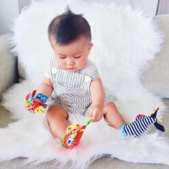 Playgro Pols- En Voetrammelaarset Zebra & Giraf - Set Van 4 Stuks, 2 Polsbandjes En 2 Rammelsokjes -Bekend Babyproducten Winkel 1200x1200 485