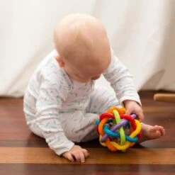 Playgro Buigbare Bendy Ball - Grijp- En Bijtspeelgoed - Incl Rammelaar - Activiteitenbal -Bekend Babyproducten Winkel 1200x1200 492