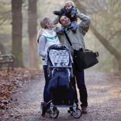 Brisby Slijtvaste Luiertas - Verzorgingstas Groot -Zwart - Inclusief Verschoonmatje - Isoleervakken - Fopspeen Houder - Makkelijk Te Bevestigen Aan De Kinderwagen -Bekend Babyproducten Winkel 1200x1200 722