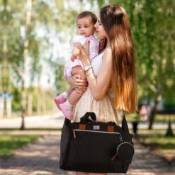 Brisby Slijtvaste Luiertas - Verzorgingstas Groot -Zwart - Inclusief Verschoonmatje - Isoleervakken - Fopspeen Houder - Makkelijk Te Bevestigen Aan De Kinderwagen -Bekend Babyproducten Winkel 1200x1200 723