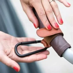 Jinius ® - Boodschappen Haak - Kinderwagen Tassenhaakjes - Haakjes Voor Tassen - Buggy Haakjes - Bruin - Set Van 2 -Bekend Babyproducten Winkel 1200x1200 950