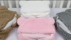 Fiory Baby Wikkeldoek Teddybeer| Inbakerdoek| Slaapzak| Zachte Vacht| Kinderwagen| Muts En Oortjes| Eerste Baby Maanden| Roze -Bekend Babyproducten Winkel 1200x678 5