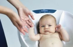 Babypatent Aquascale Babybadje - 3 In 1 Babybadje Met Digitale T° En Digitale Weegschaal - Babybadjes -Bekend Babyproducten Winkel 1200x783 2