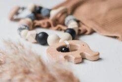 Wagenspanner Olifant - Musthave 2021 - Baby Wagenspanner Hout - Vrolijke Kinderwagenspanner - Eenvoudig Te Bevestigen - Kraamcadeau Voor Jongens En Meisjes - Baby Cadeau -Bekend Babyproducten Winkel 1200x800 98