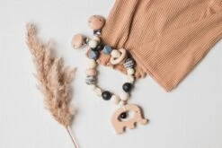 Wagenspanner Olifant - Musthave 2021 - Baby Wagenspanner Hout - Vrolijke Kinderwagenspanner - Eenvoudig Te Bevestigen - Kraamcadeau Voor Jongens En Meisjes - Baby Cadeau -Bekend Babyproducten Winkel 1200x800 99