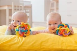 Playgro Buigbare Bendy Ball - Grijp- En Bijtspeelgoed - Incl Rammelaar - Activiteitenbal -Bekend Babyproducten Winkel 1200x802 4