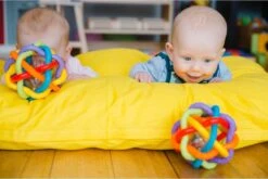 Playgro Buigbare Bendy Ball - Grijp- En Bijtspeelgoed - Incl Rammelaar - Activiteitenbal -Bekend Babyproducten Winkel 1200x803 3