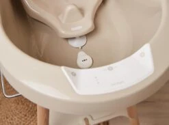 Bundel! Bad Sense Edition (Bad, Digitale Thermometer En Standaard) In De Kleur 'Taupe' Van Bébé-jou. -Bekend Babyproducten Winkel 1200x887 1