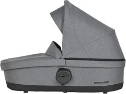 Easywalker Harvey 3 / Harvey³ Voordeelset Bestaande Uit Kinderwagen, Reiswieg, Voetenzak, Regenhoes Voor Zitting En Reiswieg, Hoes Voor De Reiswiegmatras - Kleur Fossil Grey -Bekend Babyproducten Winkel 1200x898 6