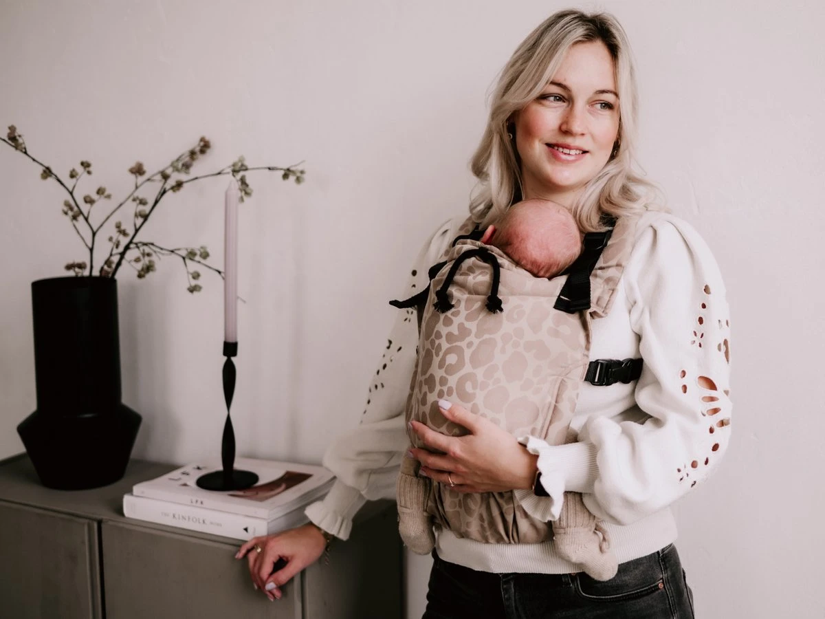 Draagzak - Cross & Go - Pure Baby Love - Panter Taupe - Maat 44 T/m 74 3 Draagzak - Cross & Go - Pure Baby Love - Panter Taupe - Maat 44 T/m 74