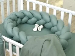 MamaLoes Amy Pure Stonegreen 210 Cm Braided Bedbumper 80122 -Bekend Babyproducten Winkel 1200x900 90