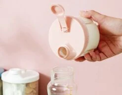 Without Lemon - Baby Melkpoeder Doseer Box - Voeding Bewaardoos - Schenkdop - 4 Compartimenten - Roze