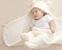 Fiory Baby Wikkeldoek Teddybeer| Inbakerdoek| Slaapzak| Zachte Vacht| Kinderwagen| Muts En Oortjes| Eerste Baby Maanden| Roze -Bekend Babyproducten Winkel 1200x973 4