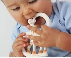 Sophie De Giraf - So Pure - Bijtring - Very Soft - 100% Natuurlijk Rubber -Bekend Babyproducten Winkel 1200x989 1