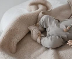 WOLLIES Amsterdam Ledikant Deken - Amandel - Merino Wol - 95 X 135 Cm 14 WOLLIES Amsterdam Ledikant Deken - Amandel - Merino Wol - 95 X 135 Cm -Bekend Babyproducten Winkel 1200x992 2