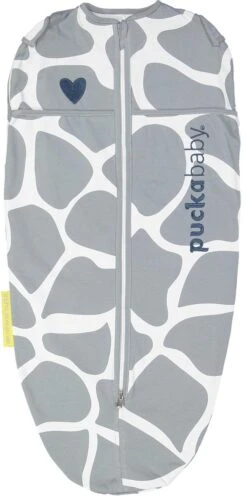 Puckababy Inbakerslaapzak Original Mini - 3-6 Maanden - Giraph Sky -Bekend Babyproducten Winkel 598x1200 1