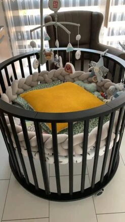 IL BAMBINI Gevlochten Baby Bed Bumper Treccia - Bedomrander - Box Omrander - Hoofdbeschermer - Boxrand - Bedbumper - Stootrand - Boxomrander - (3 Meter) Grijs -Bekend Babyproducten Winkel 675x1200 5