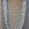 Babynestje (licht Grijs / Wit Met Zwarte Veertjes) -Bekend Babyproducten Winkel 695x1200 4
