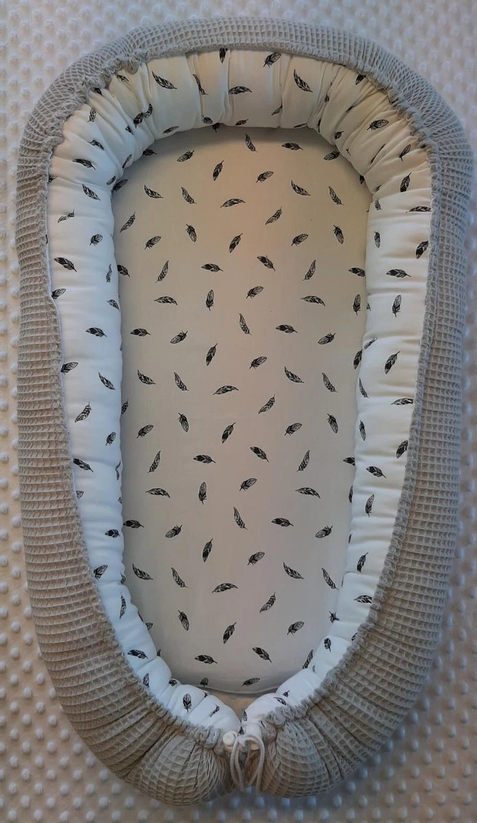 Babynestje (licht Grijs / Wit Met Zwarte Veertjes) 3 Babynestje (licht Grijs / Wit Met Zwarte Veertjes)