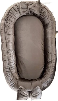 Wazzhappening - Babynestje - Velvet - Taupe - Strik - Handgemaakt - Luxury Velvet - Bruin/grijs