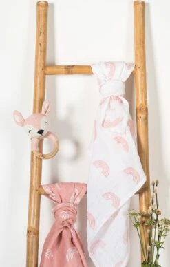 Jollein Bijtring Deer - Pale Pink -Bekend Babyproducten Winkel 763x1200