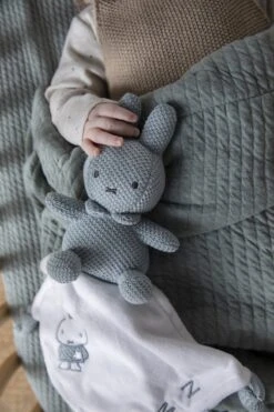 Tiamo Collection Nijntje Knuffeldoekje - Green Knit 7 Tiamo Collection Nijntje Knuffeldoekje - Green Knit -Bekend Babyproducten Winkel 799x1200 10