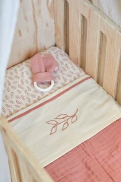 Jollein Baby Laken Ledikant 120x150cm Meadow - Rosewood -Bekend Babyproducten Winkel 799x1200 126