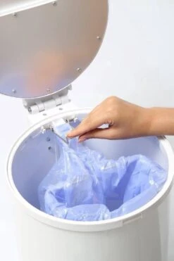 DiaperPail - Clear White - Luieremmer Met Speciale Luiersluis - Werkt Met Normale Vuilniszakken - Luxe Luieremmer - Geen Speciale Cassettes - Geen Geurtjes - Makkelijk Schoon Te Maken - Is Gemaakt Van Aluminium -Bekend Babyproducten Winkel 799x1200 71