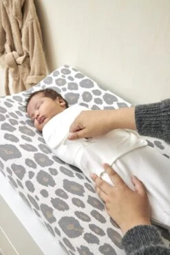 SwaddleMeyco Inbakerdoek Uni - Offwhite - 0-3 Maanden -Bekend Babyproducten Winkel 800x1200 362