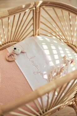 Jollein Baby Laken Ledikant 120x150cm Love You - Pale Pink 21 Jollein Baby Laken Ledikant 120x150cm Love You - Pale Pink -Bekend Babyproducten Winkel 800x1200 384