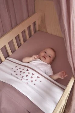 Meyco Hearts Ledikant Laken - Lilac - 100x150cm 9 Meyco Hearts Ledikant Laken - Lilac - 100x150cm -Bekend Babyproducten Winkel 800x1200 400