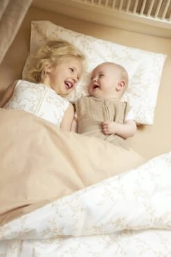 Meyco - Dekbedovertrek Ledikant - Branches - Sand - 100x135cm -Bekend Babyproducten Winkel 800x1200 431