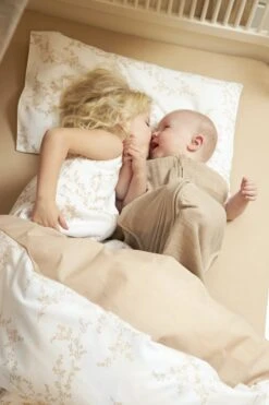 Meyco - Dekbedovertrek Ledikant - Branches - Sand - 100x135cm -Bekend Babyproducten Winkel 800x1200 432