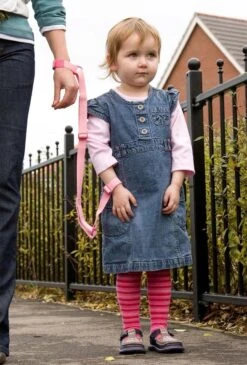 Polstuigje Kind - Wandelkoord - Looplijn Kinderen - Clippasafe Roze -Bekend Babyproducten Winkel 813x1200 3