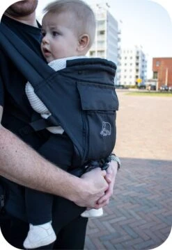 Deryan Pack Luxe Ergonomische Draagzak - Babydrager + Opbergvakjes - Zwart -Bekend Babyproducten Winkel 824x1200 3