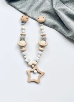 Wagenspanner Ster - Baby Wagenspanner Hout - Vrolijke Kinderwagenspanner - Eenvoudig Te Bevestigen - Kraamcadeau Voor Jongens En Meisjes - Completebabyuitzet - Baby Cadeau 10 Wagenspanner Ster - Baby Wagenspanner Hout - Vrolijke Kinderwagenspanner - Eenvoudig Te Bevestigen - Kraamcadeau Voor Jongens En Meisjes - Completebabyuitzet - Baby Cadeau -Bekend Babyproducten Winkel 865x1200 6