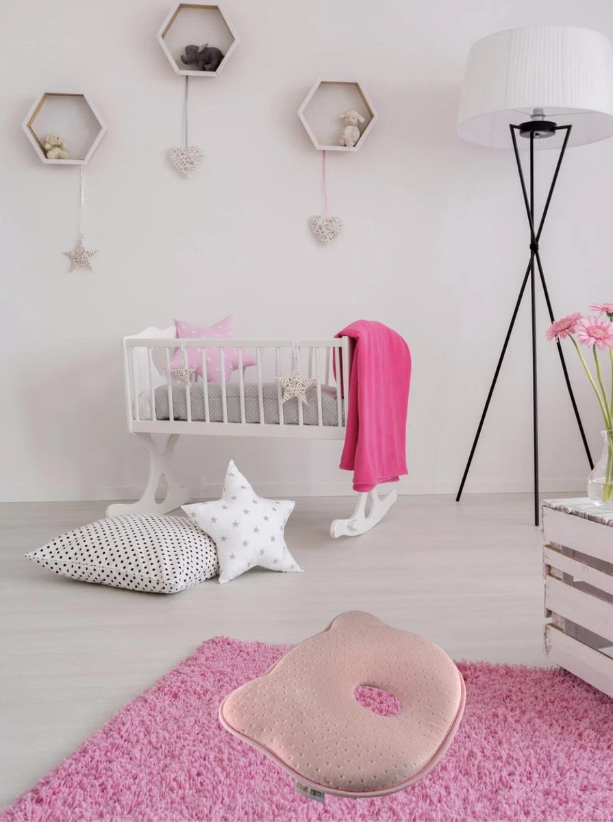 Baby IQ Orthopedisch Baby Hoofdkussen – Traagschuim – Tegen Plat Achterhoofd – Kraamcadeau –Roze – Incl Bandana Slabber 10 Baby IQ Orthopedisch Baby Hoofdkussen – Traagschuim – Tegen Plat Achterhoofd – Kraamcadeau –Roze – Incl Bandana Slabber - Afbeelding 8