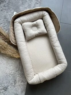 Bébélunes - ToGo Dot Beige - Babynest - Beige - 30x50 - Inclusief Kussen