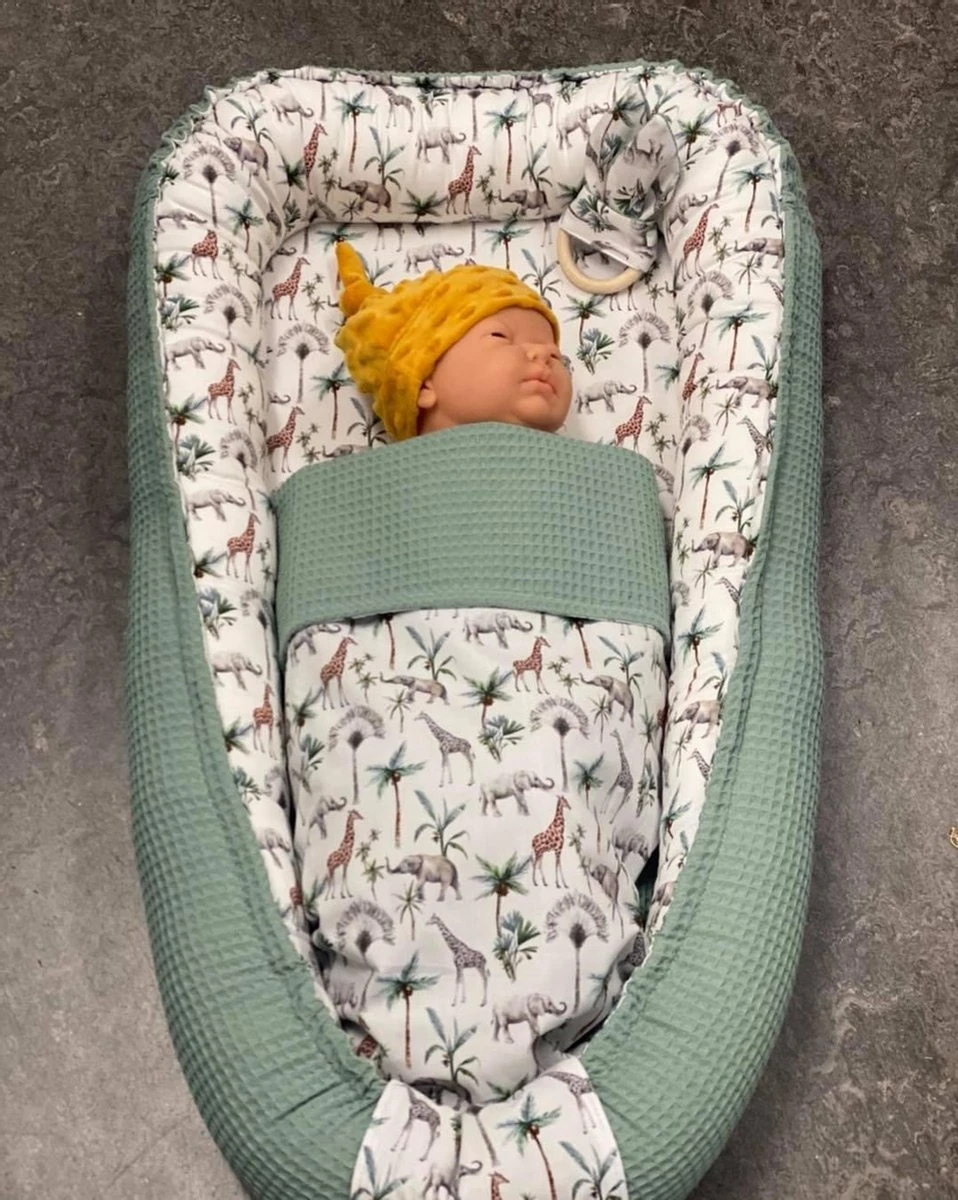 Babynestje Oud Groen Jungle Giraffe Olifantjes Compleet Met Band, Deken En Bijtring 3 Babynestje Oud Groen Jungle Giraffe Olifantjes Compleet Met Band, Deken En Bijtring